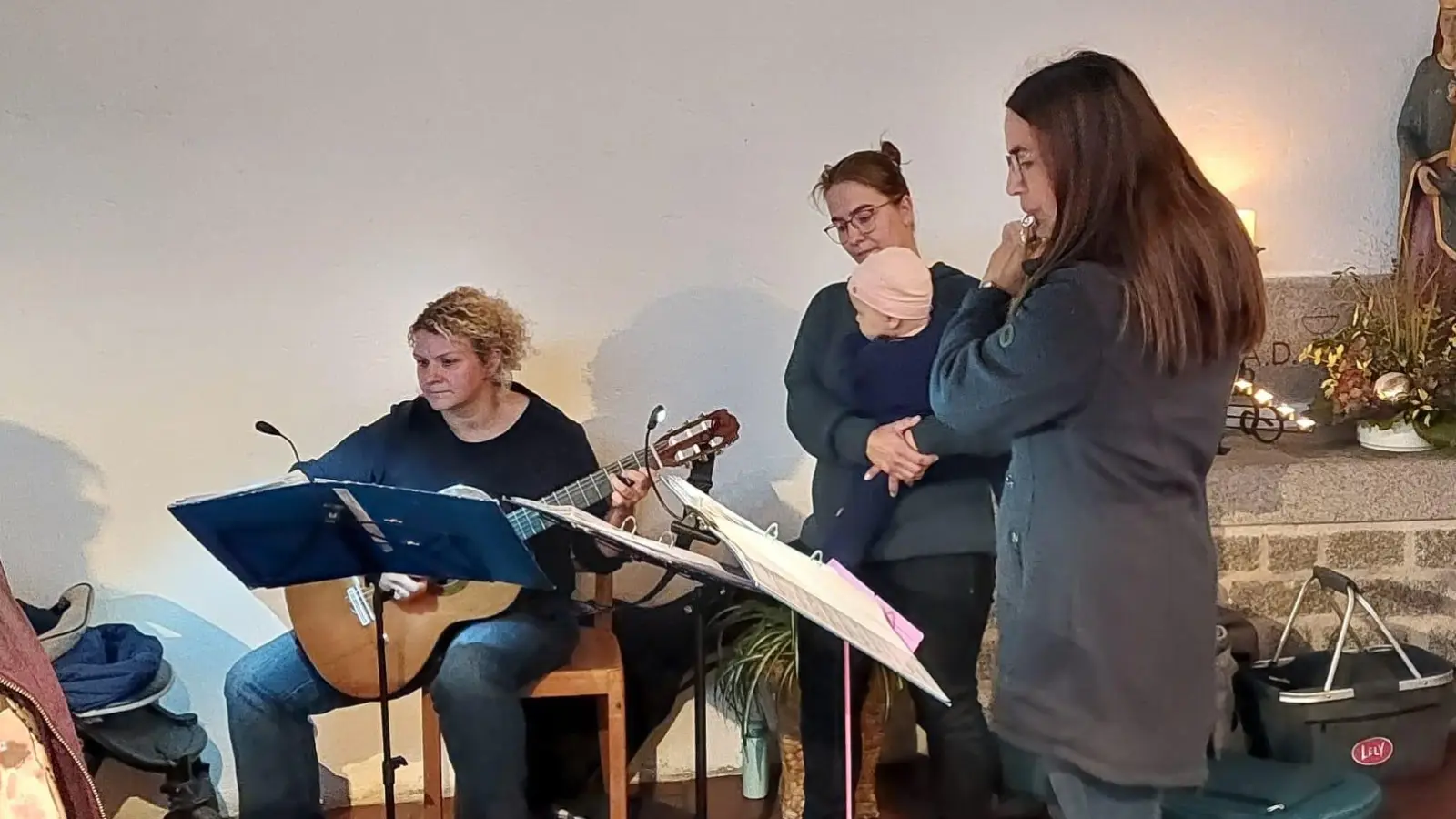 Musikalische Gestaltung durch die Gruppe „Tri Voca” mit rhythmischen Liedern. Theresia, Teresa und Katharina bereicherten die Feier mit ihrem harmonischen Gesang, begleitet von Gitarre und Querflöte. Die erst neun Monate alte Lucia vervollständigte die Gruppe auf ihre ganz besondere Weise. (Bild: Silvia Stahl)