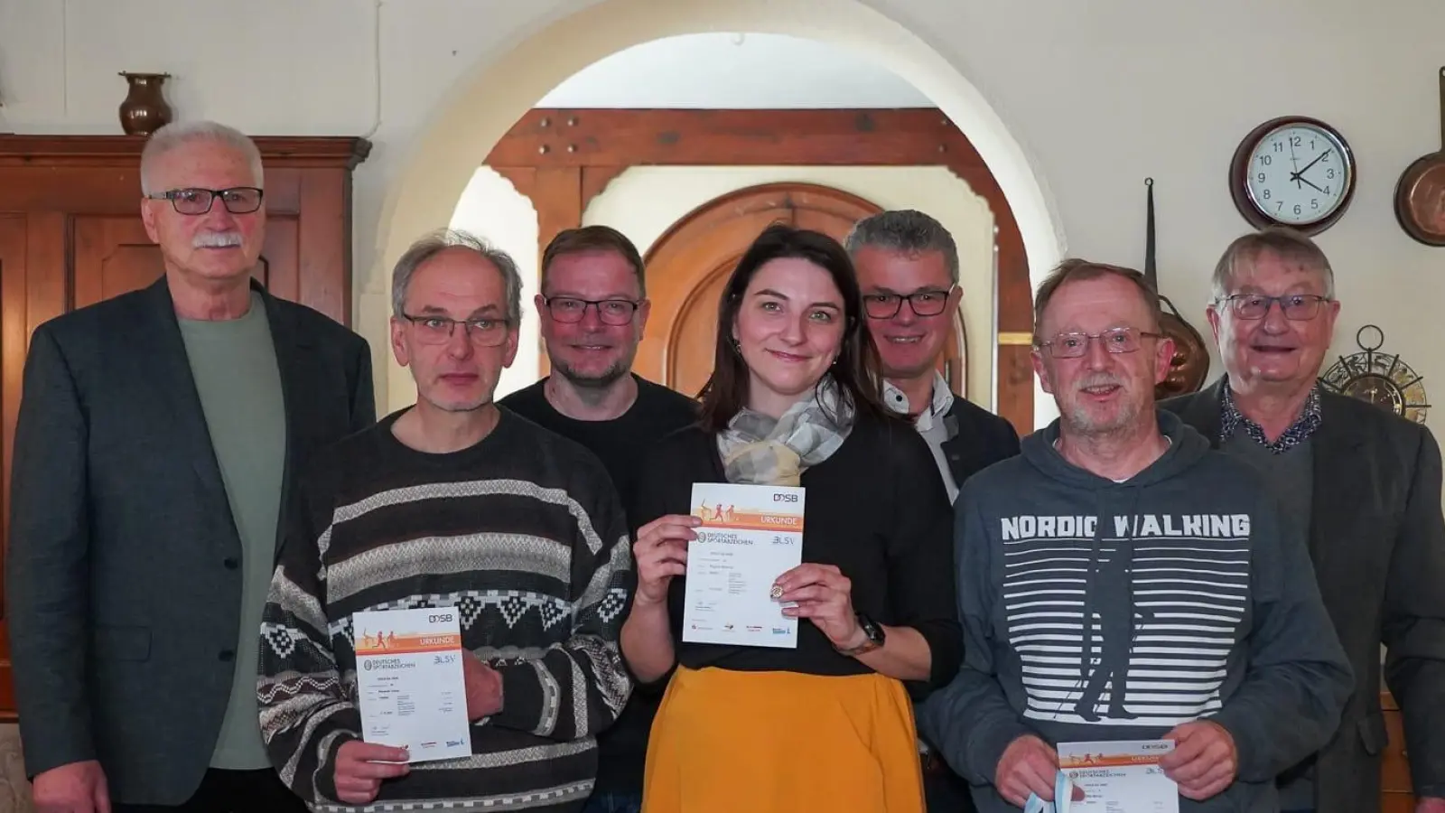 IG-Vorsitzender Franz Seidl, FC-Vorsitzender Christoph Steffens und Bürgermeister Martin Birner (lvon links) gratulierten Jochen Ullmann, Otto Brickl, Regina Schmid und Stephan Jonas zu ihren Sportabzeichen mit Wiederholungszahl (von rechts). (Bild: Alexander Süss)