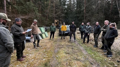 Die Revierjagdmeister Gerhard Schwaninger und Jacob Keller (2. und 3. von links) zusammen mit den Azubis.  (Bild: Fabian Polster)