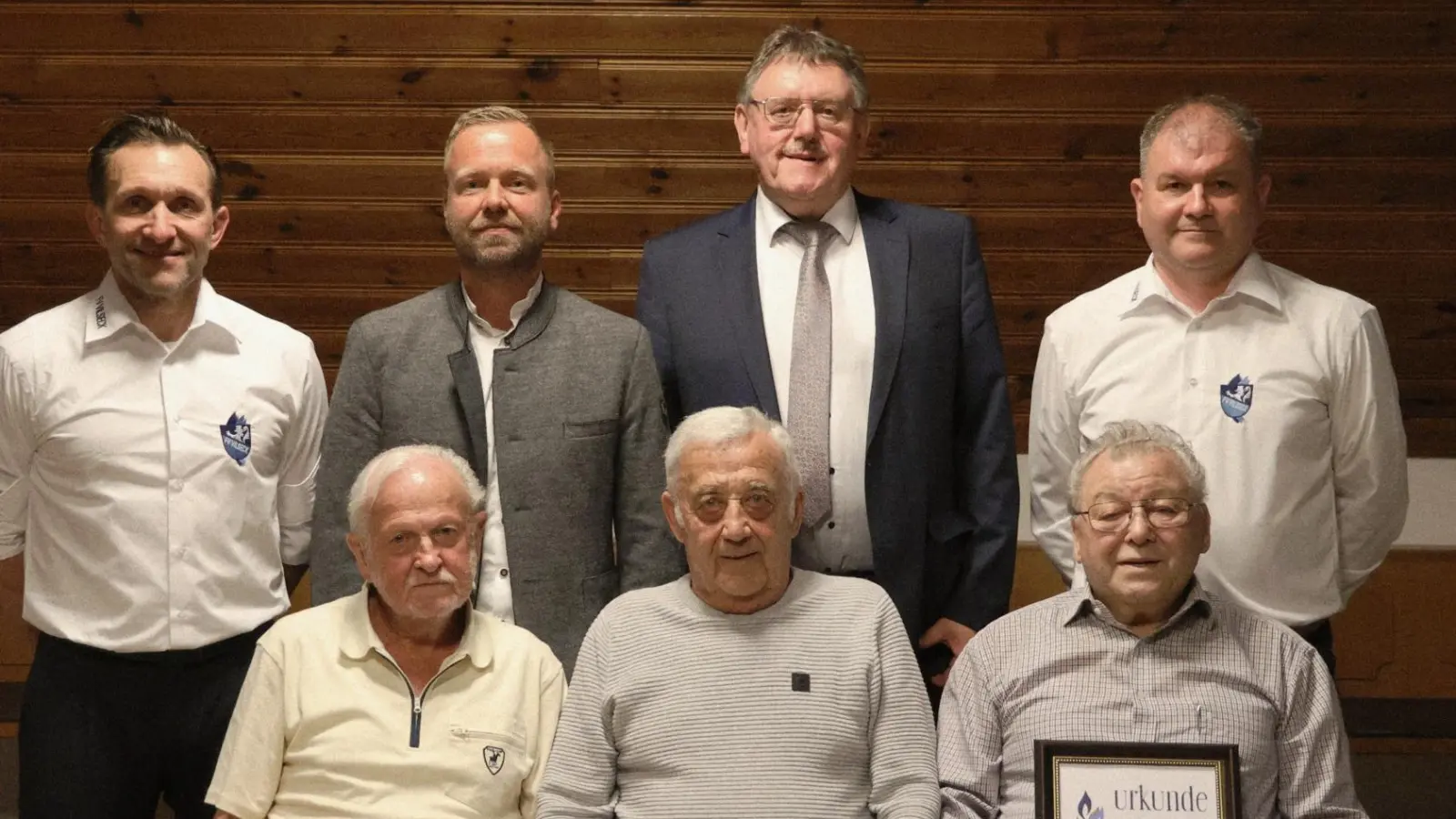 Die Jubilare (vorne v.l.) Josef Galler, Hermann Liermann und Franz Hasenstab mit (hinten v.l.) 2.Vors. Daniel Liermann, MdL Bernhard Heinisch, Bgm Hans-Martin Schertl, 1.Vors. Oliver Piehler. (Bild: Stefan Liermann)