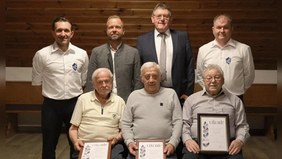 Die Jubilare (vorne v.l.) Josef Galler, Hermann Liermann und Franz Hasenstab mit (hinten v.l.) 2.Vors. Daniel Liermann, MdL Bernhard Heinisch, Bgm Hans-Martin Schertl, 1.Vors. Oliver Piehler. (Bild: Stefan Liermann)