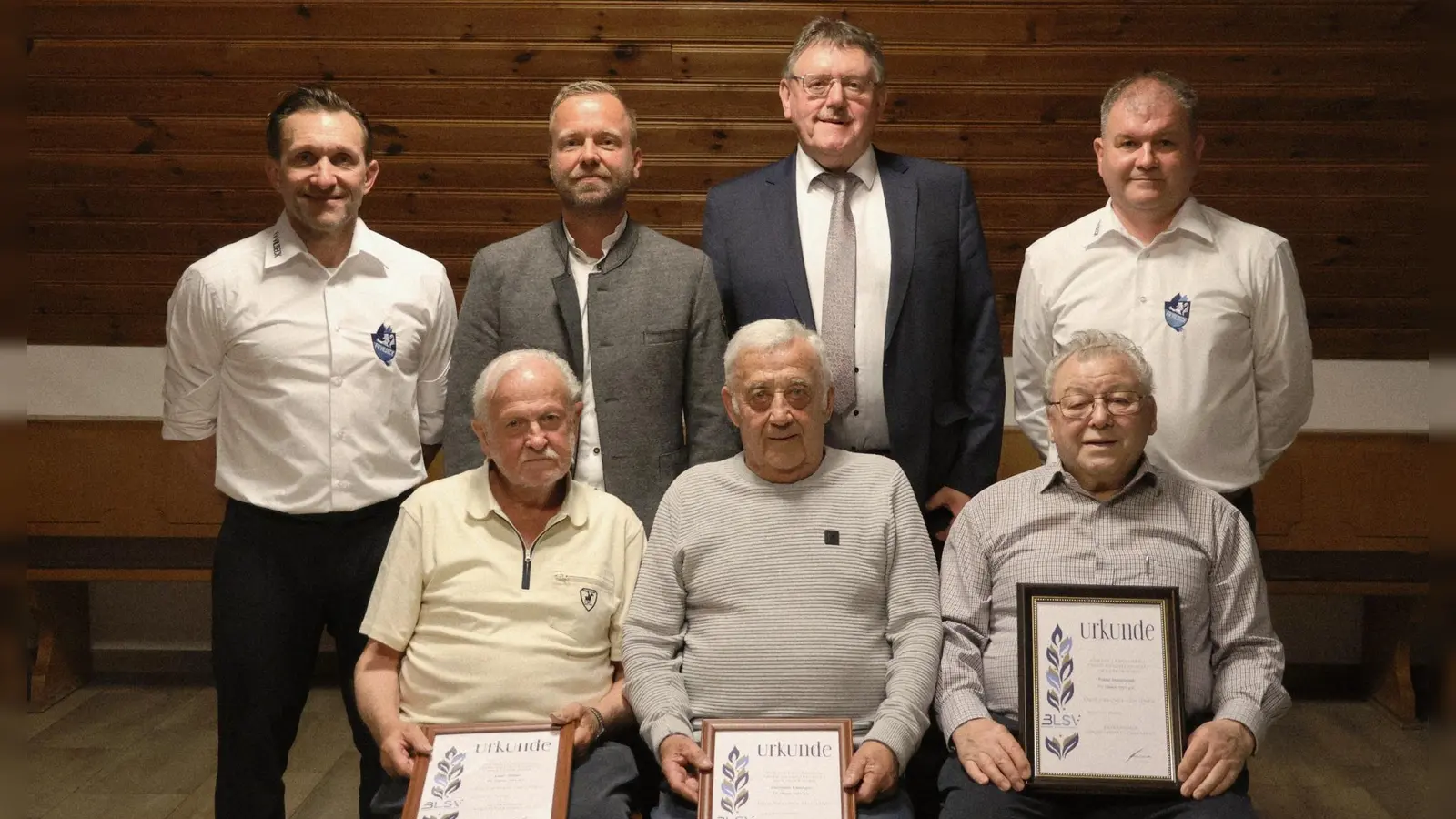 Die Jubilare (vorne v.l.) Josef Galler, Hermann Liermann und Franz Hasenstab mit (hinten v.l.) 2.Vors. Daniel Liermann, MdL Bernhard Heinisch, Bgm Hans-Martin Schertl, 1.Vors. Oliver Piehler. (Bild: Stefan Liermann)