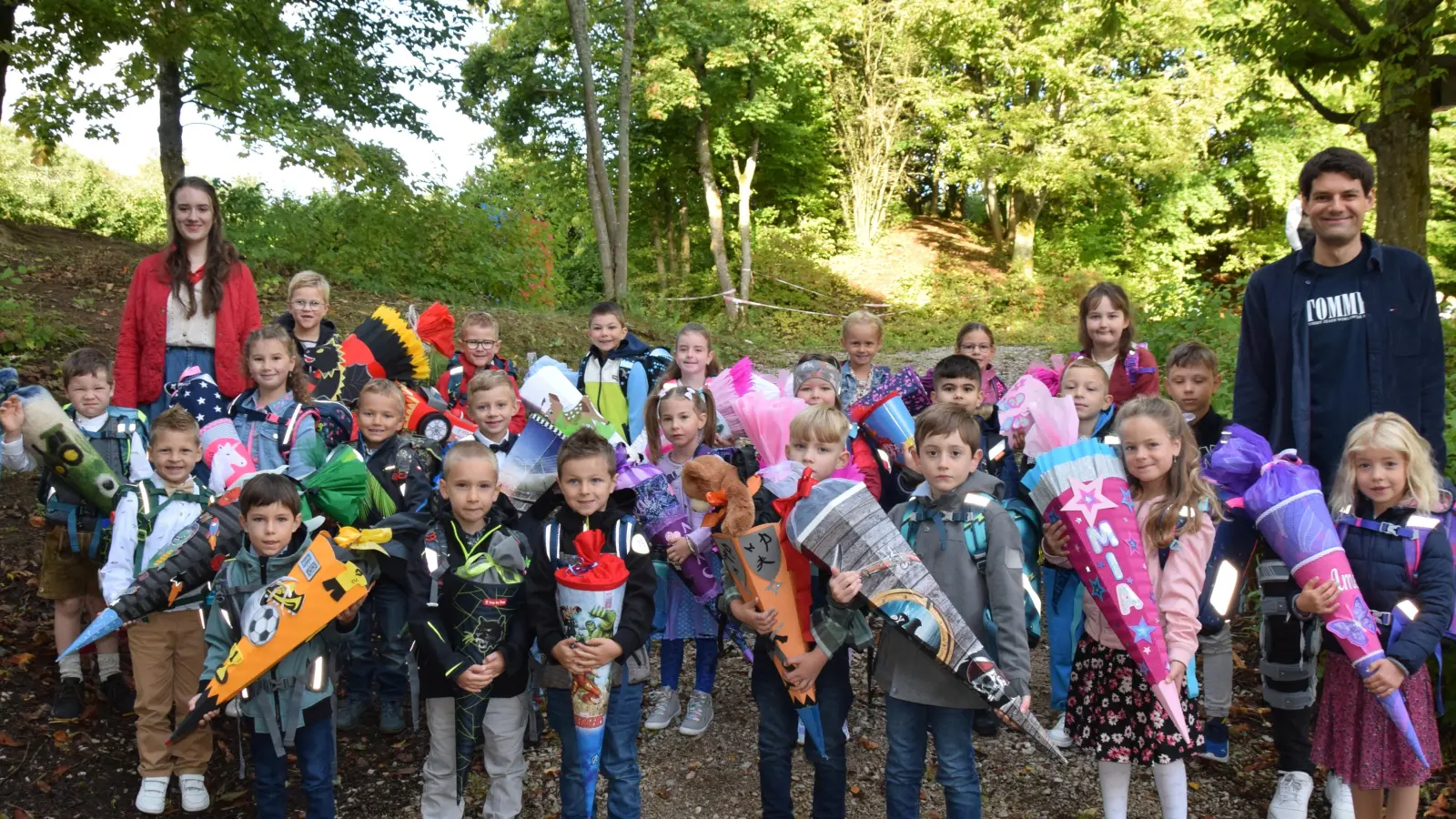 Die Schulanfänger mit Klassleiter Rene Preißinger (rechts) und Lehramtsanwärterin Lisa-Marie Brüning (links). (Bild: Heidi Kurz)