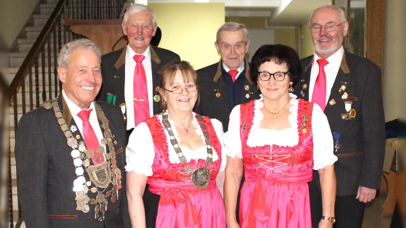 Die neuen Würdenträger des Schützenvereins Gemütlichkeit Tiefenbach: Manfred Scheid, Sepp Seebauer, Irma Zilk, Xaver Dietl, Barbara Seebauer und Johann Liegl (von links). <br><br> (Bild: Nikolaus Scherr)