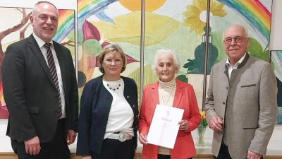 Zum 40jubiläum gratulierten Margareta Bauer (von links) Präses Stadtpfarrer Josef Irlbacher, 1.Vorsitzende Hildegard Zimmer-Sperl und 1.Vorsitzender Manfred Baldauf.  (Bild: Josef Sperl )