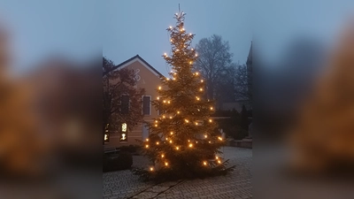 Lichterglanz auf dem Wolfringer Dorfplatz. (Bild: Franz Ziegelmeier)