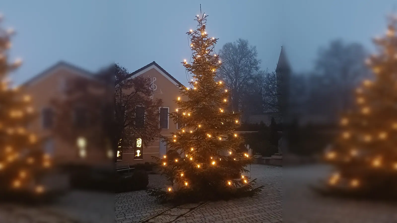 Lichterglanz auf dem Wolfringer Dorfplatz. (Bild: Franz Ziegelmeier)