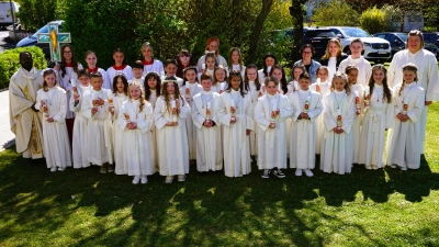 Die 27 Erstkommunionkinder aus der Pfarreiengemeinschaft Theuern-Ebermannsdorf / Pittersberg nach ihrem Festgottesdienst in der Bruder-Konrad-Kirche. Links hinten Pfarrer Sagai, rechts die Gemeindereferentin Kathrin Blödt, mit ihrer Assistentin, Sarah Koch, sowie den Religionslehrerinnen der Kinder an den Schulen in Kümmersbruck und Ebermannsdorf. (Bild: Christine Wendl)