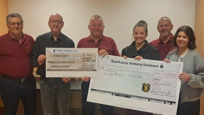 Die gesamten Einnahmen aus den Weihnachtssingen wurde an die VKKK Ostbayern und der DJK New Generation Dance überreicht. Von links:zweiter Vorstand Hans Oppitz, Alexander Koller, Vorstand Josef Zimmermann sen., Lilly Zimmermann, Dirigent Christian Dorner und Alexa Hösl. (Bild: Hans Schlosser)