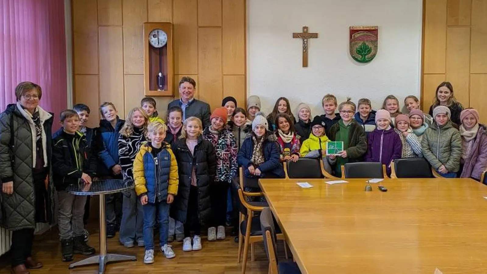 Die Schülerinnen und Schüler der Klasse 4a zu Besuch im Rathaus (Bild: Andreas Altmann)