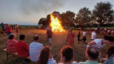 Das Johannisfeuer der beiden KAB-Ortsvereine Weiden-Ost und St. Johannes bei hochsommerlichen Temperaturen.  (Bild: Helmut Kunz)