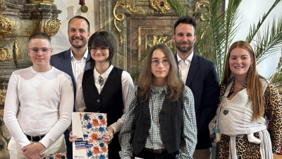 Die Klassenbesten der Luitpold-Mittelschule! Vordere Reihe von links nach rechts: Aron Zeitler Kl. 9a, Schnitt: 2,5, Kristina Braun, Kl. M10, Schnitt: 1,5, Elias Brem, Kl. 9b, Schnitt 1,7, Lehrerin A. Schlenk. Hintere Reihe: Lehrer A. Kramer, Lehrer A. Knoll. (Bild: Maria Treml-Paskowski)