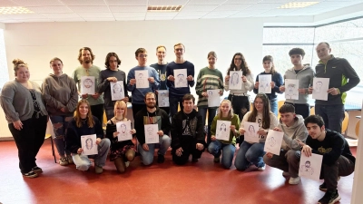 Die Jugendlichen mit gezeichneten Karikaturen beim deutsch-französischen Jugendaustausch in Le Blanc, Frankreich (Bild: Christophe Gervais)