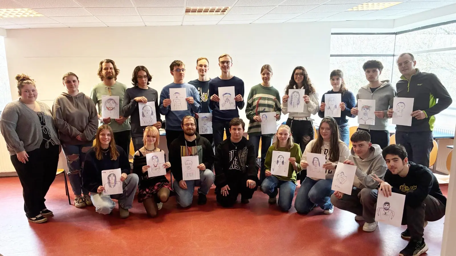 Die Jugendlichen mit gezeichneten Karikaturen beim deutsch-französischen Jugendaustausch in Le Blanc, Frankreich (Bild: Christophe Gervais)