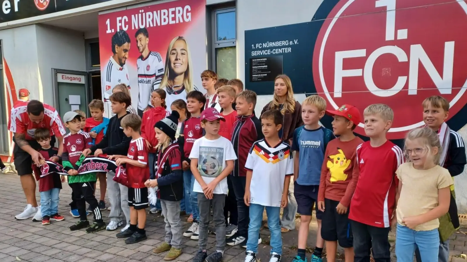 Nicht alle teilnehmenden Kinder sind zu sehen, da bereits weitere Clubberer nicht erwarten konnten, ins Stadion auf ihre Plätze zu kommen (Bild: Rudi Gruber)