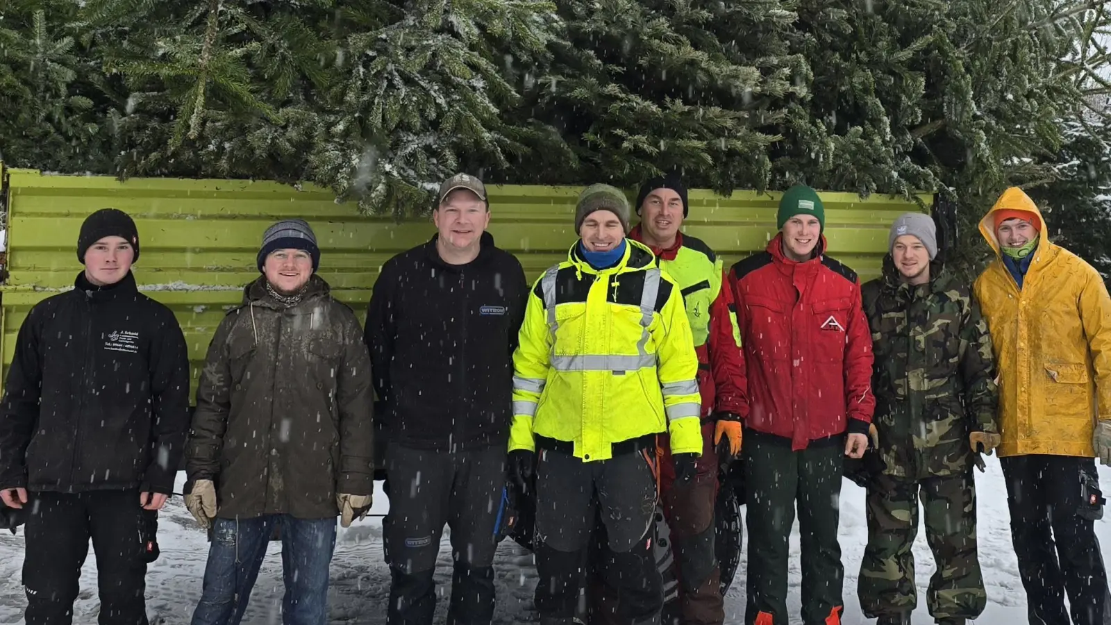 Helferteam des SPD Ortsvereins Parkstein beim Sammeln der Christbäume. (Bild: Michael Das)