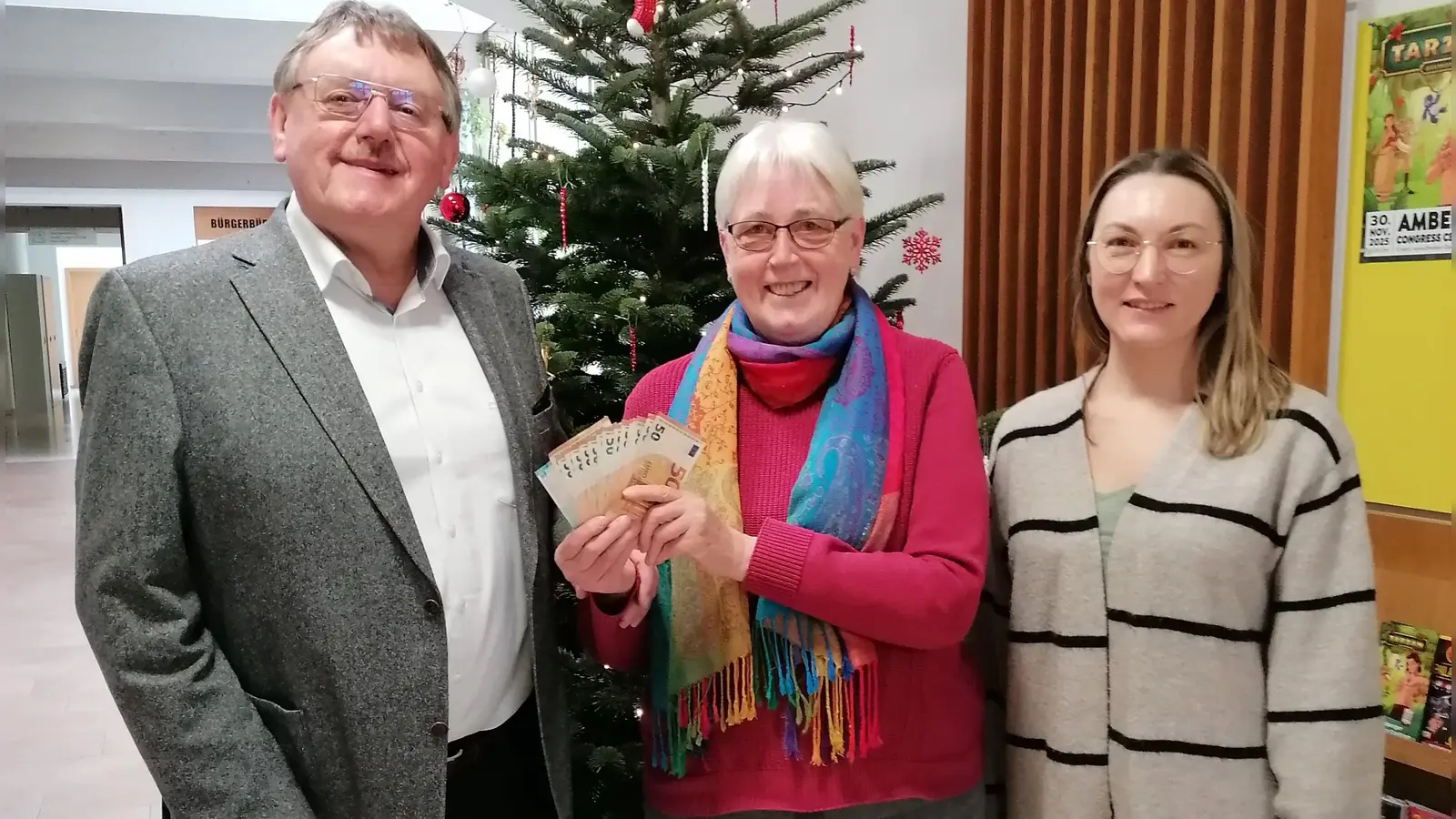 Eine 1000-Euro-Spende des Schnäppchenladens für die Spitalstiftung übergibt Veronika Pröls (Mitte) an Bürgermeister Hans-Martin Schertl und Kassenverwalterin Sibylle Saazer.  (Bild: Rosi Hasenstab)