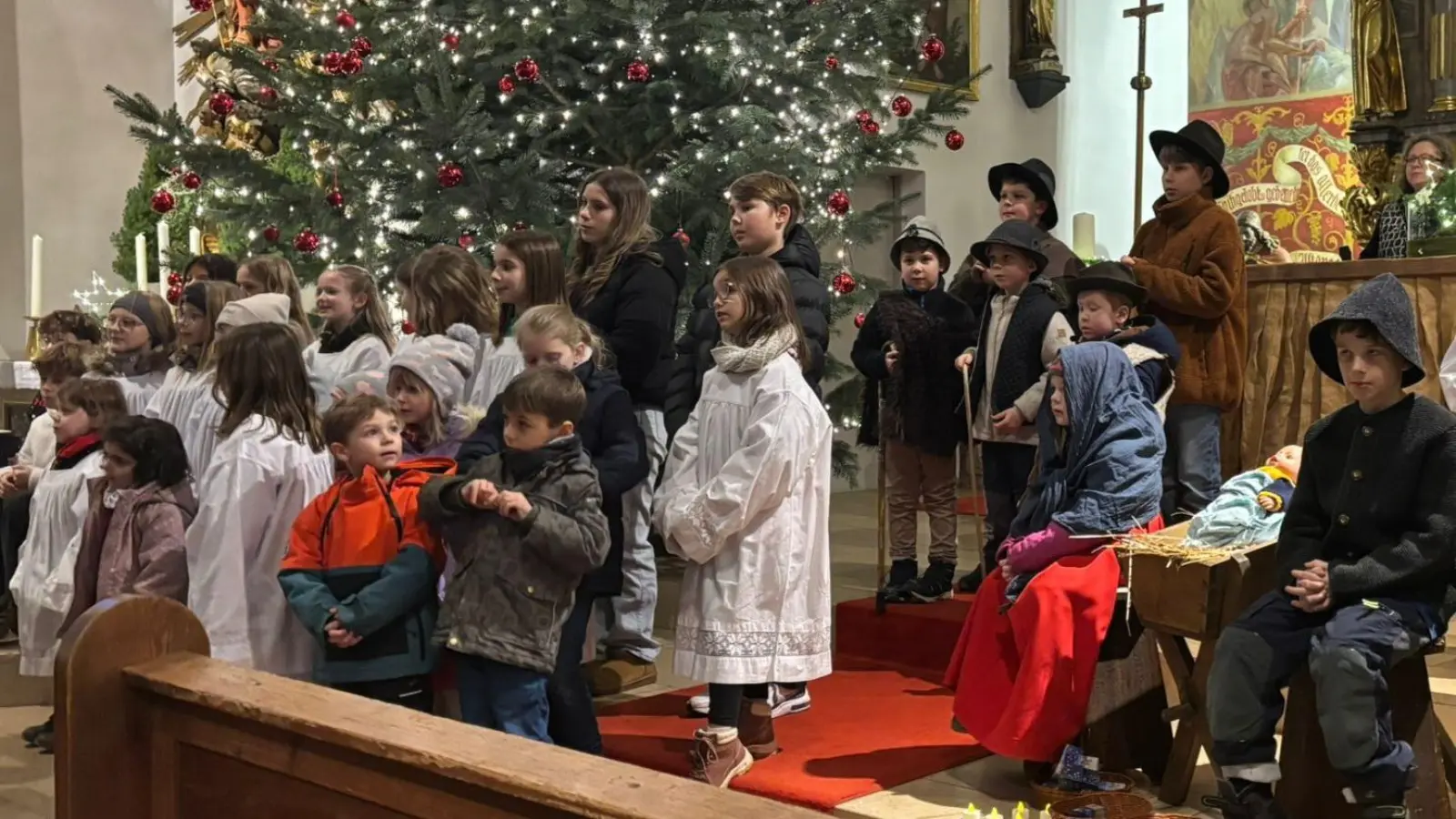 Große Besetzung beim Krippenspiel in der Pfarrkirche St. Salvator. Die Akteure ernteten für den gelungenen Auftritt großen Beifall. (Bild: Simone Meier )