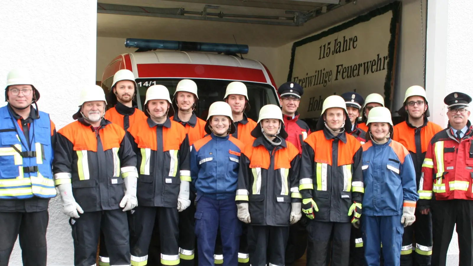 Die Teilnehmer der Leistungsprüfung mit Ausbilder Christoph Kastner (links) und Kreisbrandmeister Günther Fachtan (rechts). (Bild: fpoz/exb)