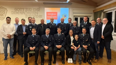 Wehrführung, Ehrengäste und beförderte Mitglieder (Bild: Richard Schieder)