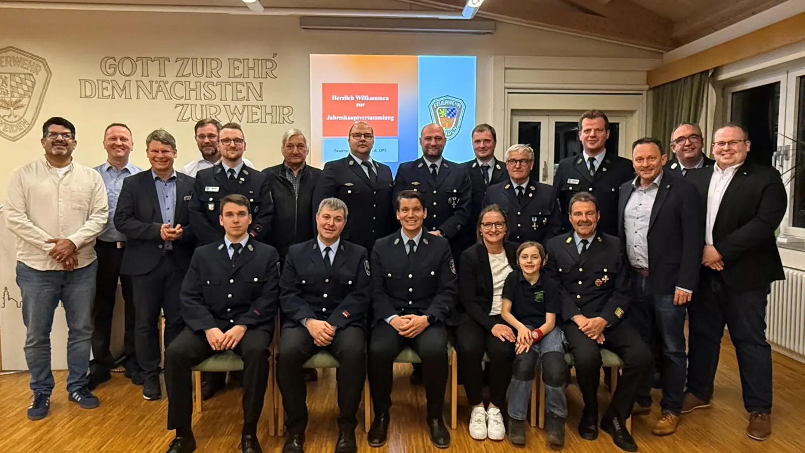 Wehrführung, Ehrengäste und beförderte Mitglieder (Bild: Richard Schieder)