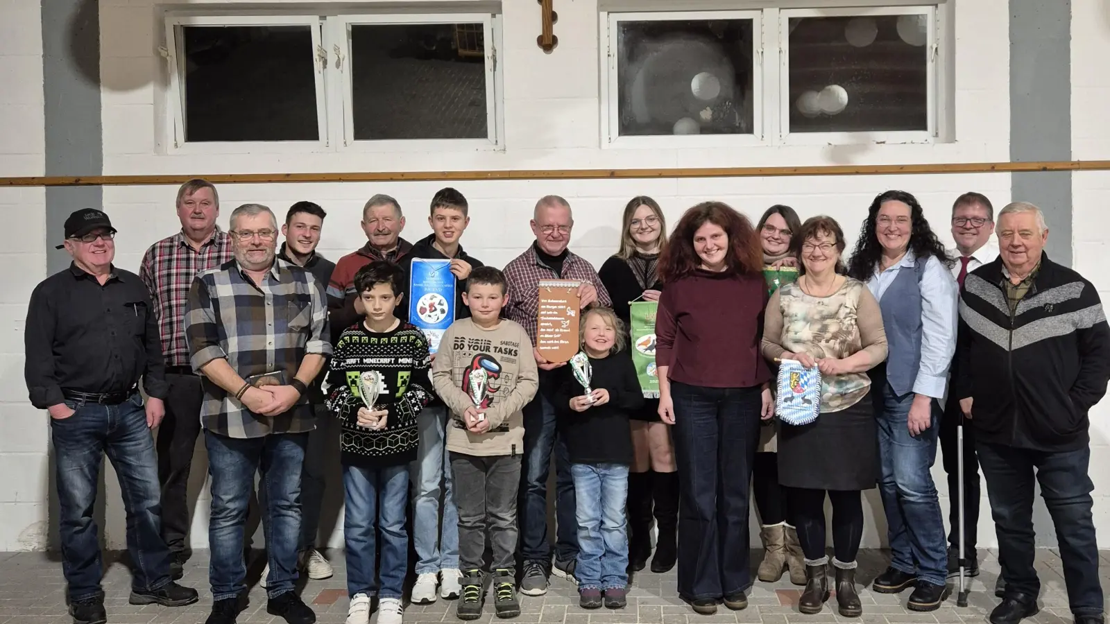 Vereinsmeister und Gewinner von Leistungspreisen und Bändern bei der Lokalschau in Plößberg. (Bild: Udo Hildebrand)