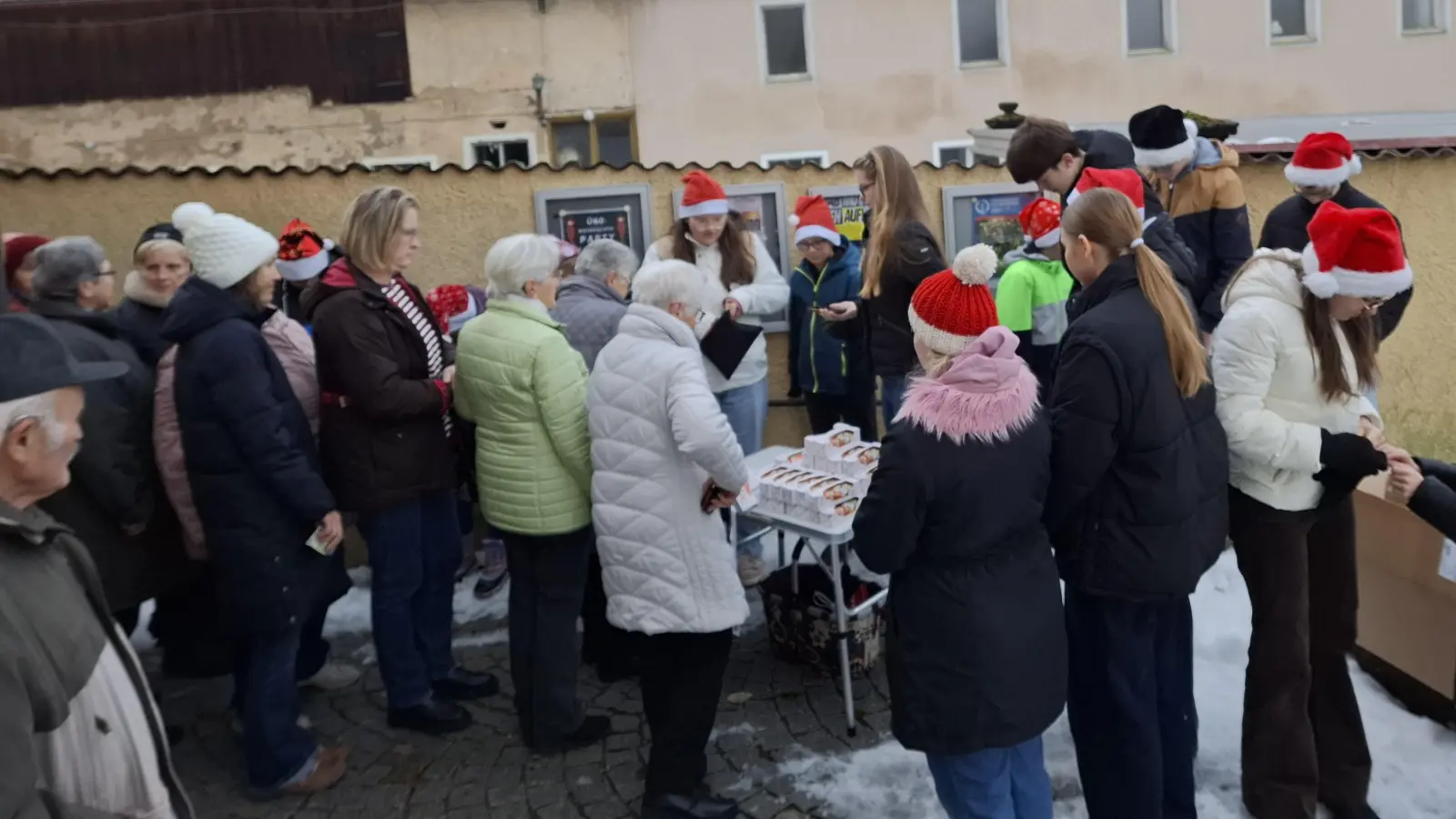Ministranten beim Verkauf der Schokonikoläuse. (Bild: Stephanie Lederer)