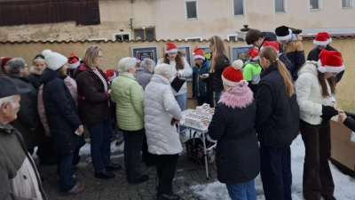 Ministranten beim Verkauf der Schokonikoläuse. (Bild: Stephanie Lederer)