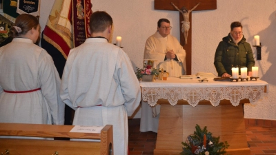 In Heumaden wurde das Patrozinium der Dorfkapelle St. Leonhard mit Pfarrer Udo Klösel gefeiert. Die Lesung trug Claudia Kraus vor.<br> (Bild: Peter Garreiss)