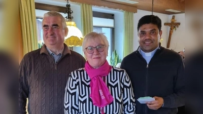 1. Vorsitzende Angelika Vogl (Mitte) übergibt eine Spende für Pfarrer André, stellvertretend an Stadtpfarrer Alfons Kaufmann (links) und an Kaplan Chinna Dola (rechts). (Bild: Gerlinde Lohrer)