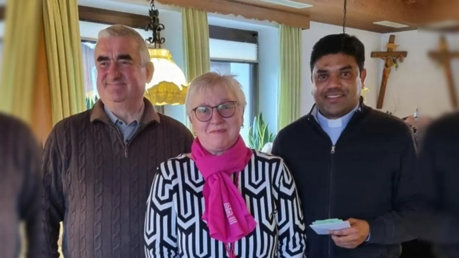 1. Vorsitzende Angelika Vogl (Mitte) übergibt eine Spende für Pfarrer André, stellvertretend an Stadtpfarrer Alfons Kaufmann (links) und an Kaplan Chinna Dola (rechts). (Bild: Gerlinde Lohrer)
