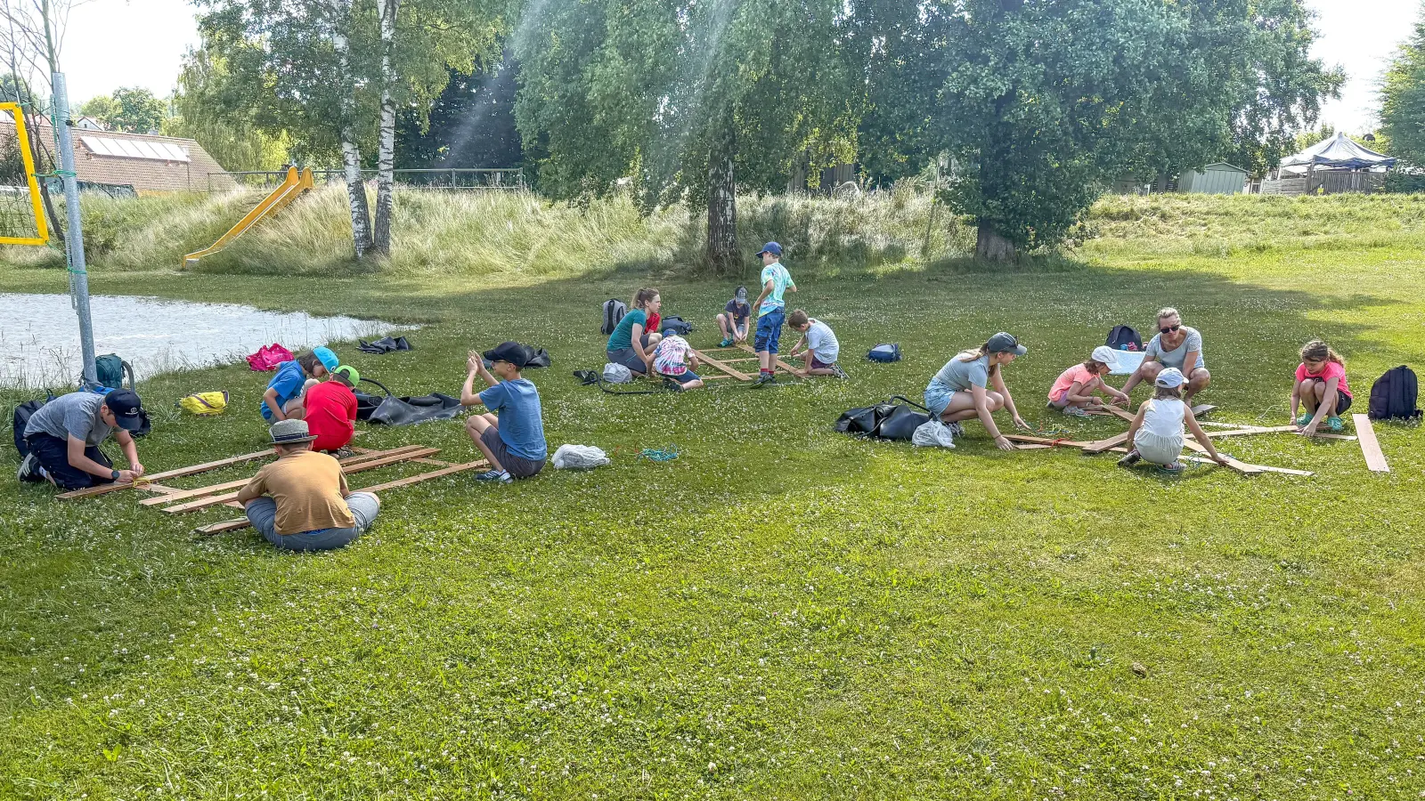 Die Jugendlichen beim Floßbau  (Bild: Rainer Seidel)