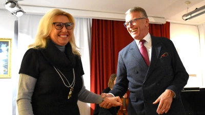 Vereinsvorsitzende Petra Schhicker und Bürgermeister Franz Stahl eröffneten traditionell gemeinsam die neue KVT-Ausstellung.  (Bild: Ulla Britta Baumer)