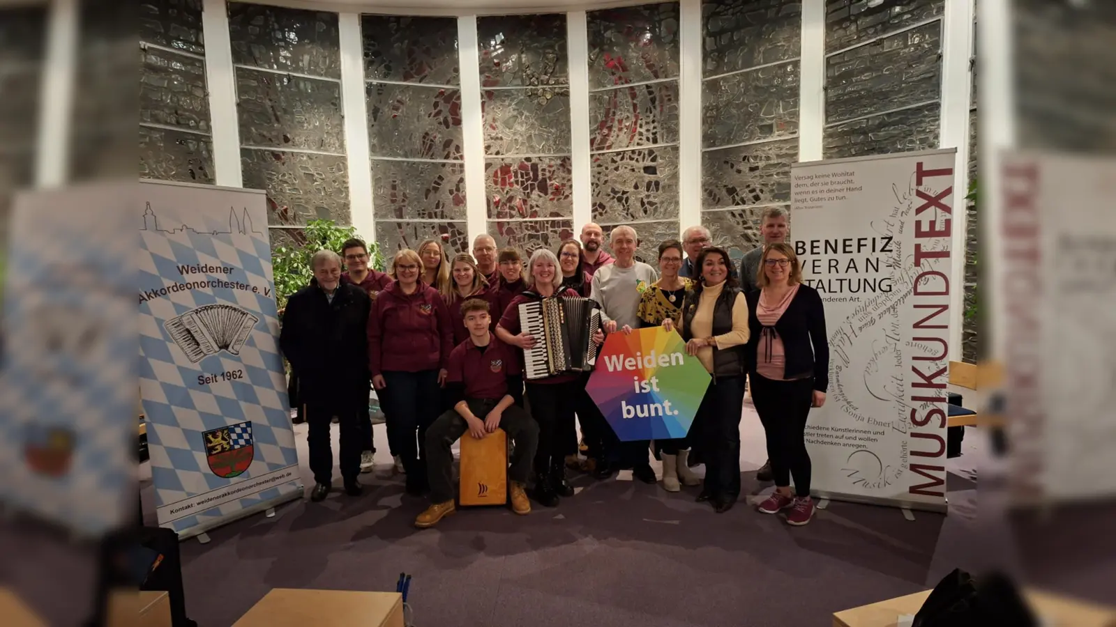 Die Mitwirkenden der MuT-Benefizveranstaltung für „Weiden ist bunt”. (Bild: Barbara Neuber)