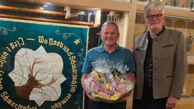 Dr. Johann Kaußler, 1. Schützenmeister der Schützengesellschaft Schwarzenfeld e.V., begrüßt Alois Graf, 1. Vorstand vom Bergchor St. Barbara, als 300. Mitglied mit einem Geschenkkorb. (Bild: Patrick Burger)