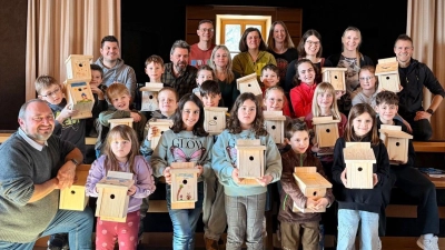 Stolz präsentieren die Kinder ihre selbst gebauten Nistkästen unter der Anleitung von Oliver Becher (links). (Bild: Johannes Koller)