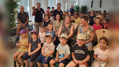 Die Kinder waren trotz der Hitze voll dabei und halfen Kasperl, die Prinzessin wieder gesund zu machen.  (Bild: Carmen Fink)