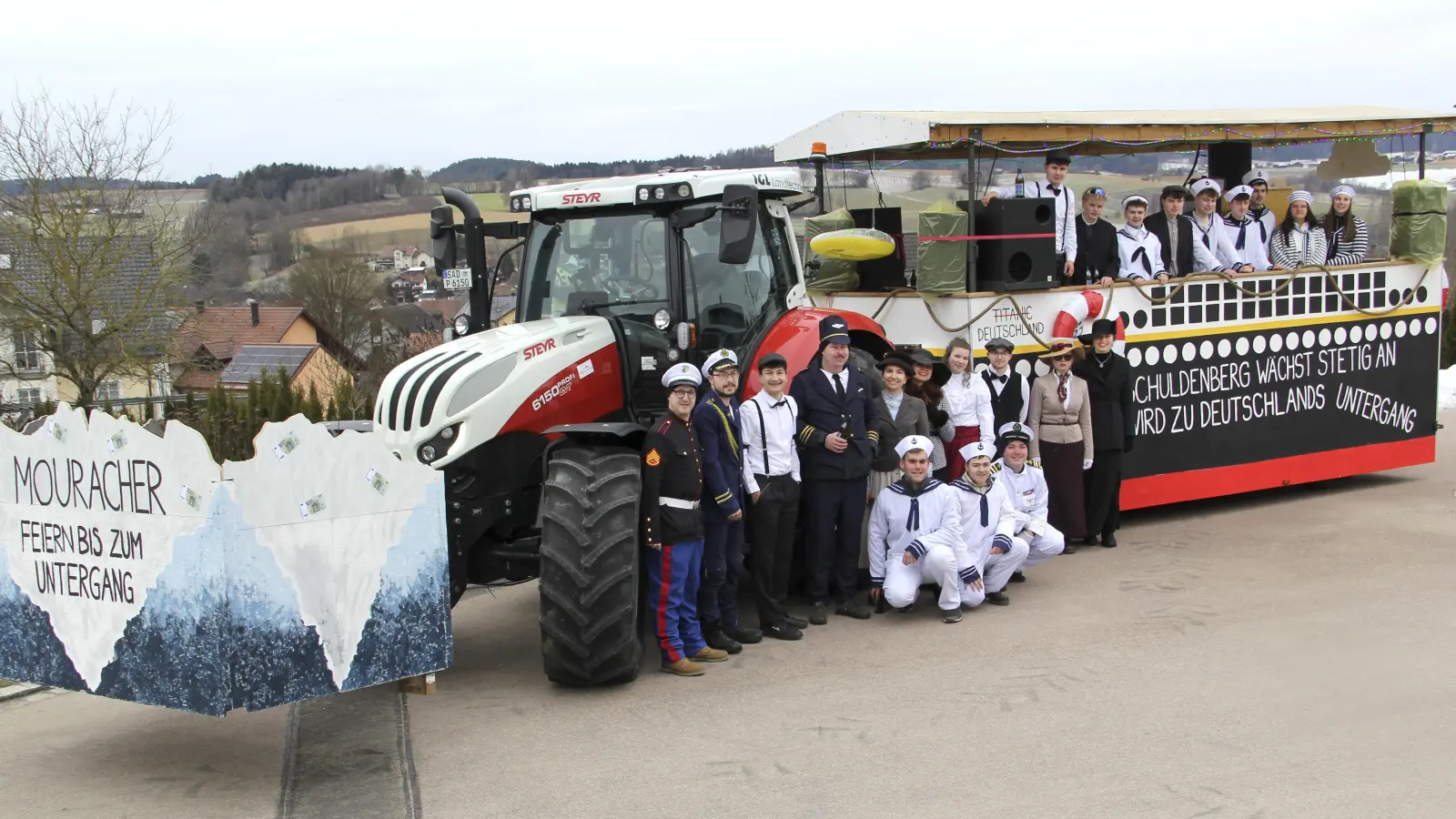 Eisberg voraus, „Titanic“ hinterher. Für ein Foto legten Passagiere und Besatzung einen kurzen „Landgang“ ein. Von Untergangsstimmung keine Spur. (Bild: Josef Böhm)