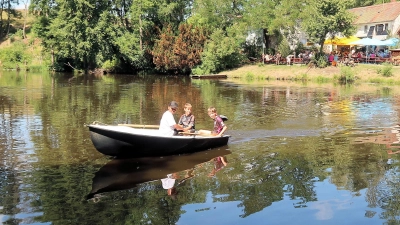 Der idyllisch gelegene Haferdeckweiher bildete die Kulisse zum 10-jährigen Bestehen des Fischereivereins Friedenfels. Große Freude hatten beim Jubiläum auch die jüngsten Besucher. Sie durften kostenlos unter Aufsicht mit dem Boot auf dem Haferdeckweiher fahren. (Bild: Bernhard Schultes)