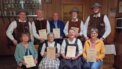 Die Jubilare mit 1. Vorstand Franz Niebler (links) und 2. Vorstand Andre Wing (rechts). (Bild: Gerda Donhauser)