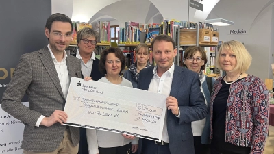 Über die jährliche Großspende es Fördervereins Pro Libris zur Anschaffung neuer Medien aus den Händen von Vorsitzendem Stephan Oetzinger (links) und weiteren Vorstandsmitgliedern sowie Bibliotheksverantwortlichen freute sich Oberbürgermeister Jens Meyer im Namen der Stadt. (Bild: Viola Vogelsang-Reichl)