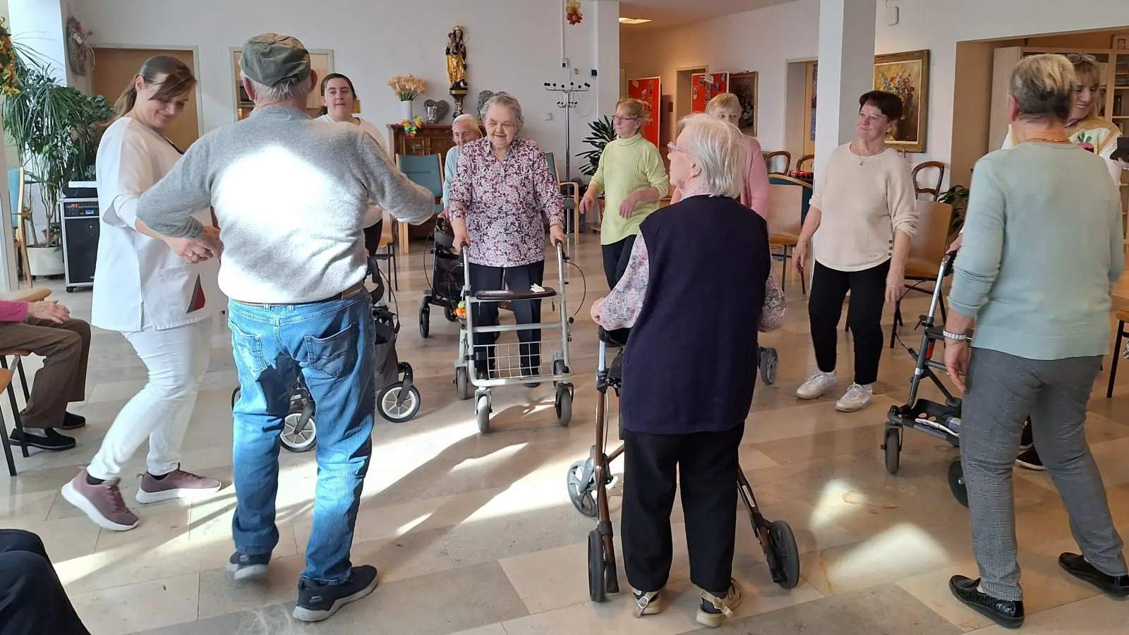 Beim ersten Tanztee im Caritas-Altenheim Amberg wurde gemeinsam getanzt, gelacht und zur Musik geschunkelt. (Bild: Sylvia Benjamin)