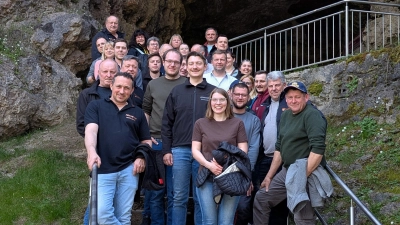Die Teilnehmer des Vereinsausflug vor dem Eingang der Teufelshöhle in Pottenstein. (Bild: Tobias Meierhöfer)