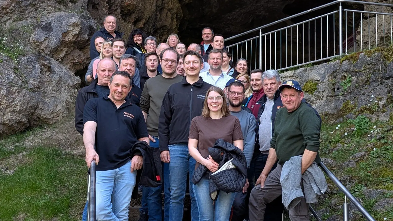 Die Teilnehmer des Vereinsausflug vor dem Eingang der Teufelshöhle in Pottenstein. (Bild: Tobias Meierhöfer)