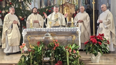 Pater Sigmund (Mitte) zelebrierte mit Guardian Pater Stanislaus Sliwinski, Pater Mateusz, Pater Stanislaus Strojecki und Pater Rafau (von links) den Festgottesdienst.  (Bild: Martin Staffe)