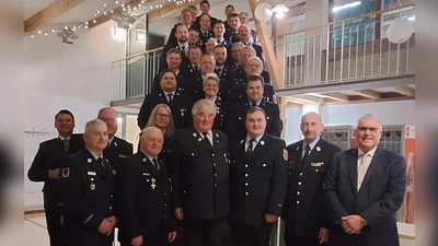 25 Feuerwehrleute wurden für ihren langjährigen aktiven Dienst geehrt. (Bild: Richard Stich)