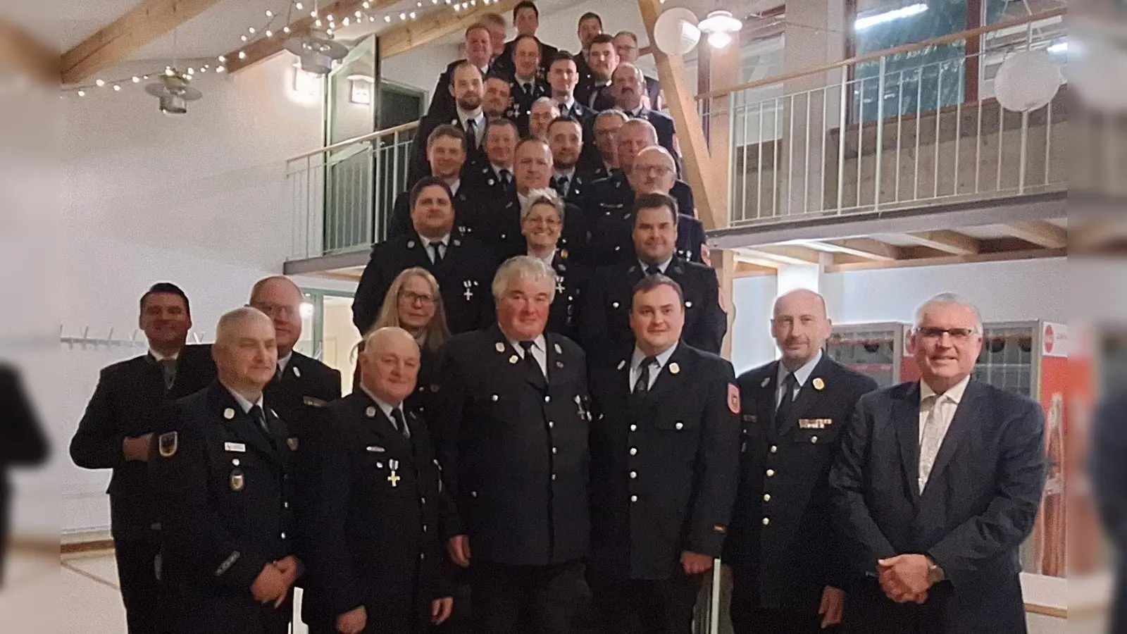 25 Feuerwehrleute wurden für ihren langjährigen aktiven Dienst geehrt. (Bild: Richard Stich)