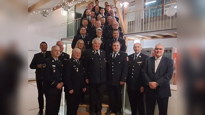 25 Feuerwehrleute wurden für ihren langjährigen aktiven Dienst geehrt. (Bild: Richard Stich)