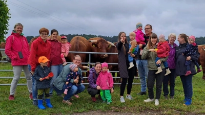 Die kath. Eltern-Kind-Gruppen (im Bild die Donnerstags-Gruppe mit Leiterin Lisamarie Schmidl, 2. v.l.) verbrachten spannende Vormittage auf dem Lobenhof in Steiningloh. (Bild: Lisamarie Schmidl)