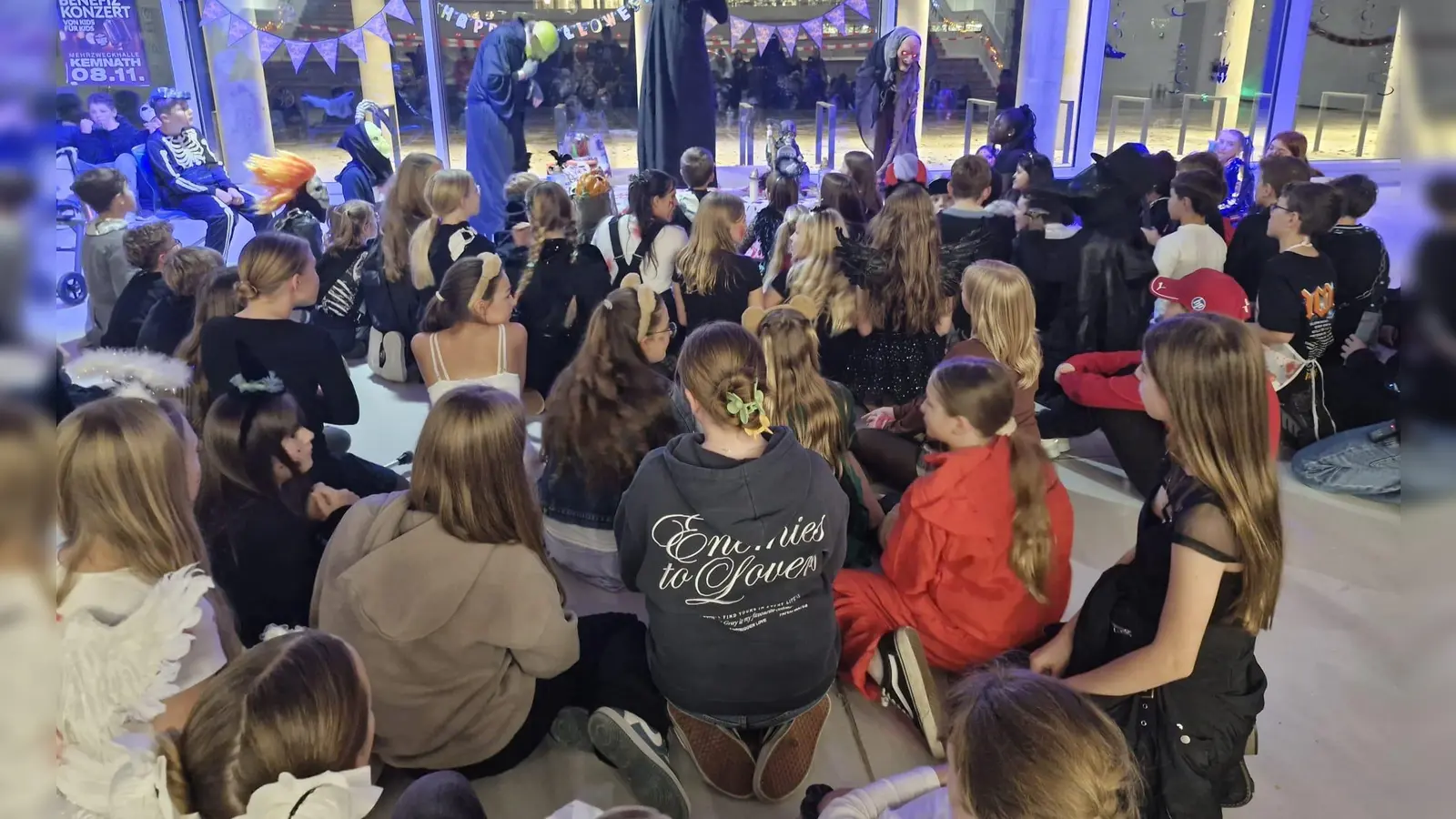 Zahlreiche Sechstklässler feierten gemeinsam bei der schaurig-schönen Halloweenparty der Englischfachschaft – mit kreativen Kostümen, spannenden Spielen und jeder Menge guter Stimmung. (Bild: Miriam Hollering)